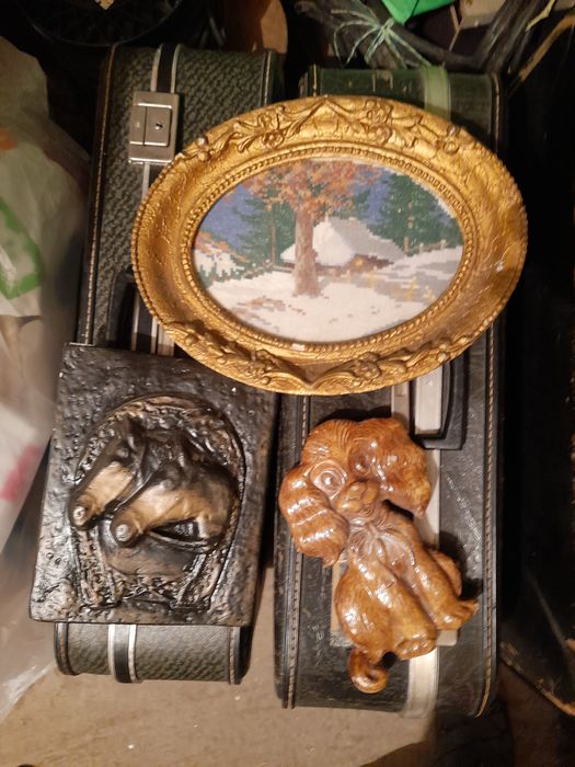 Мраморна статуя,кутия и ретро дамски колан