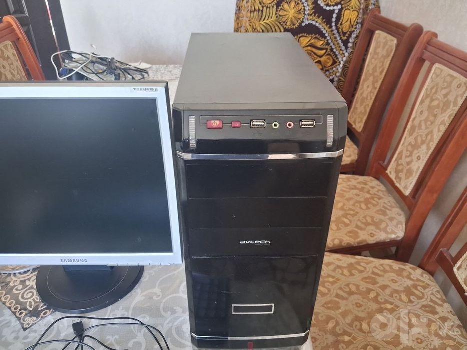 Windows 10 kompyuter sotiladi. Komputer, protester, klaviatura, print