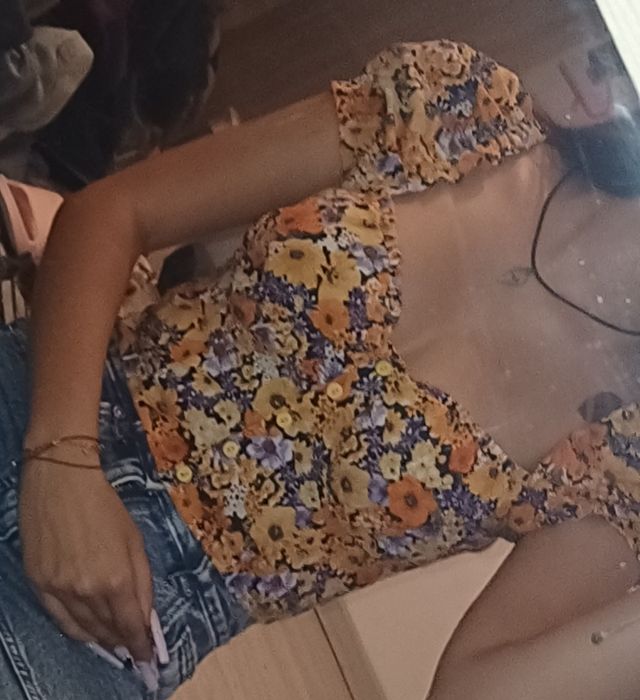 Bluză scurtă cu model floral colorat