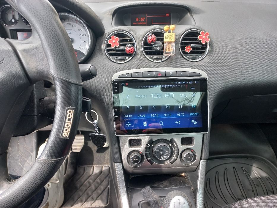 Лес автомобил Пежо 308