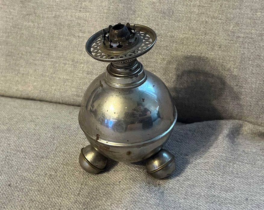 Lampa mica vintage petrol metalica pe suport sferic cu trei picioare