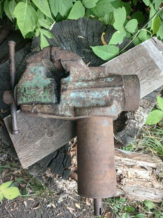 Продам тиски советский сейф