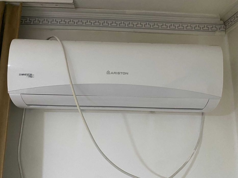 Aier conditionat 2 bucăți 1500 de lei Ariston folosit decât o lună am si garanție la ele