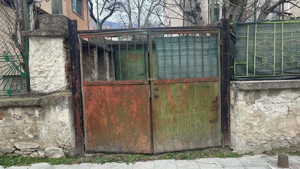 Дава се под наем Гараж / Паркомясто в Карлово - 20 кв.м за 79.56 € - Снимка #1