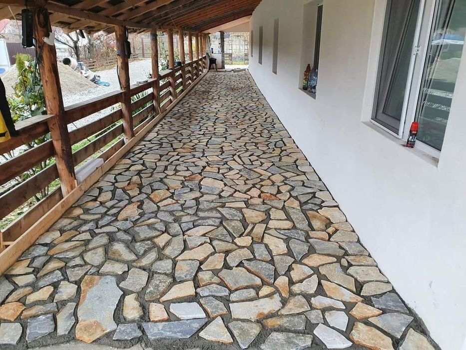Vând piatră și montez oriunde în Țara.