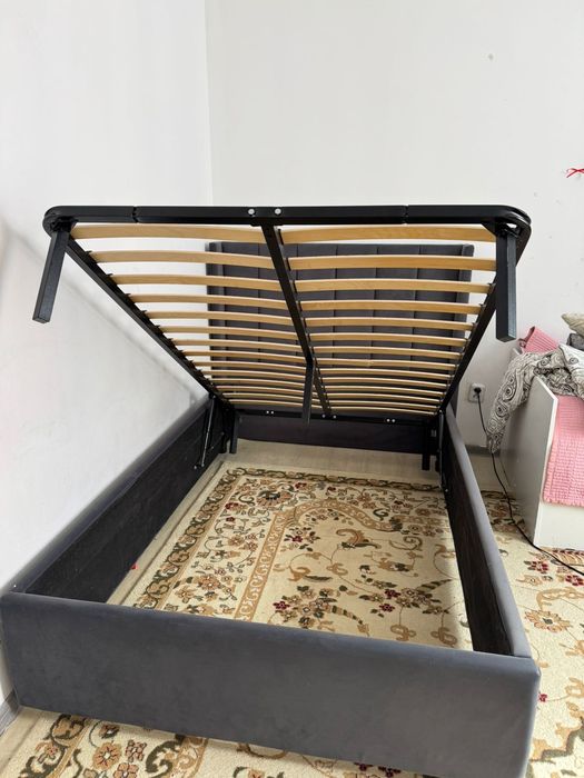 Продам кровать с матрацем