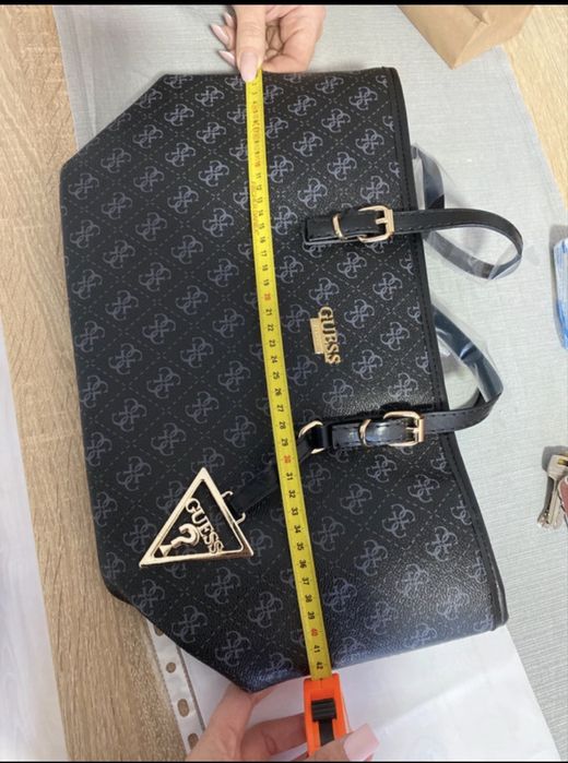 Geanta nu este originala.