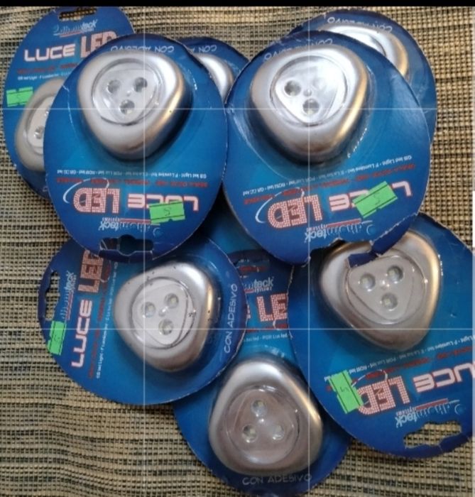 Nouă lămpi LED cu baterii