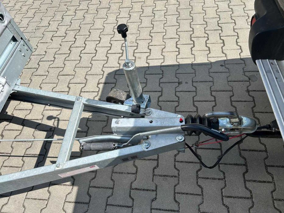 Remorcă 2T dublu ax cu sistem de frânare și prelata