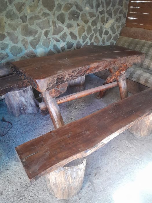 Masă rustică din lemn de nuc