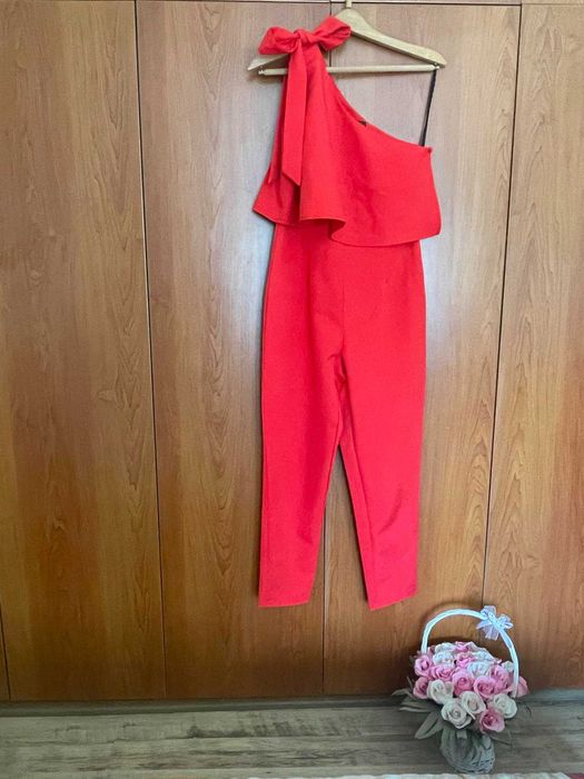 Елегантен гащеризон. Носен е веднъж. Без забележки. Размер М.