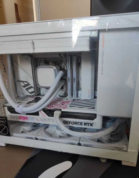 Геймърски компютър с RTX 5070, Ryzen 7 7700 и 32 GB RAM