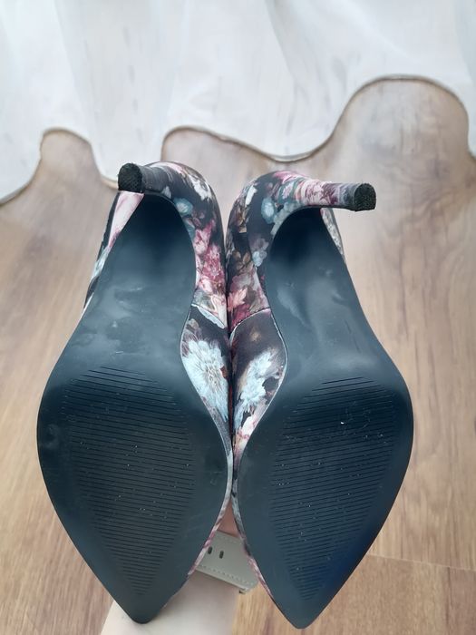 Pantofi cu toc, Reserved