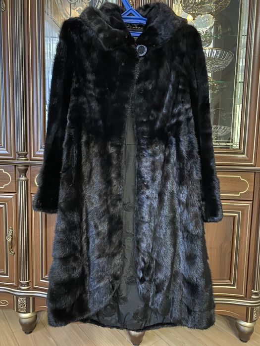 Норковая шуба с капюшоном.