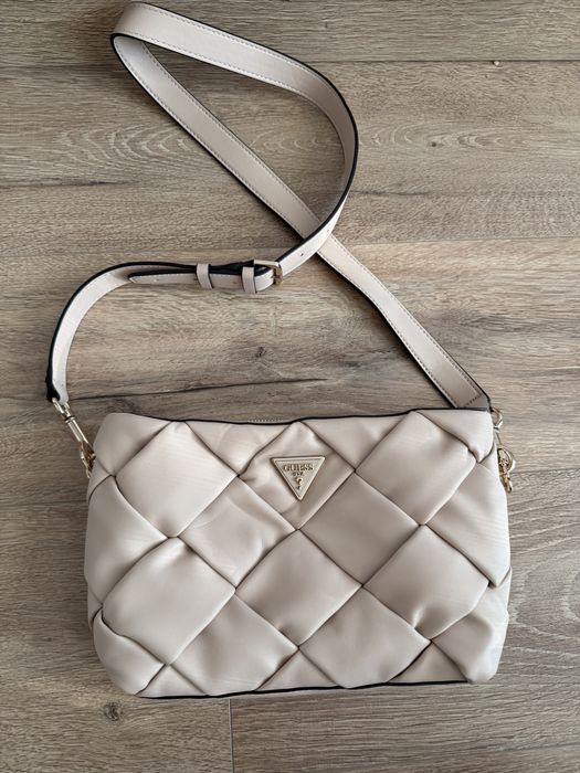 Нова бежова чанта Guess