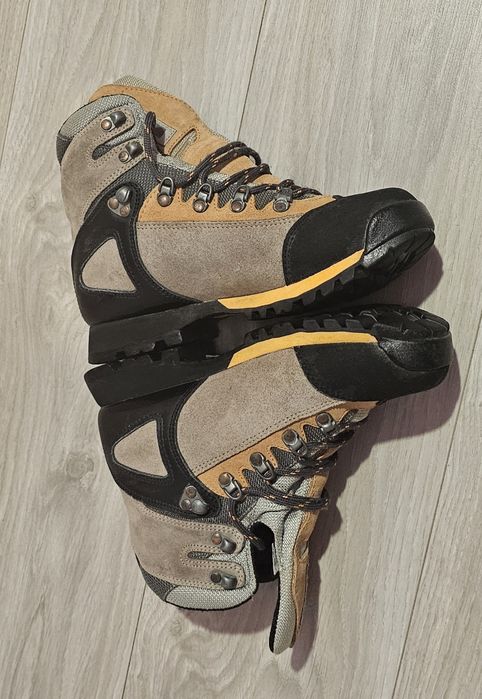 Bocanci de dama pt munte Quechua Forclaz marime 37