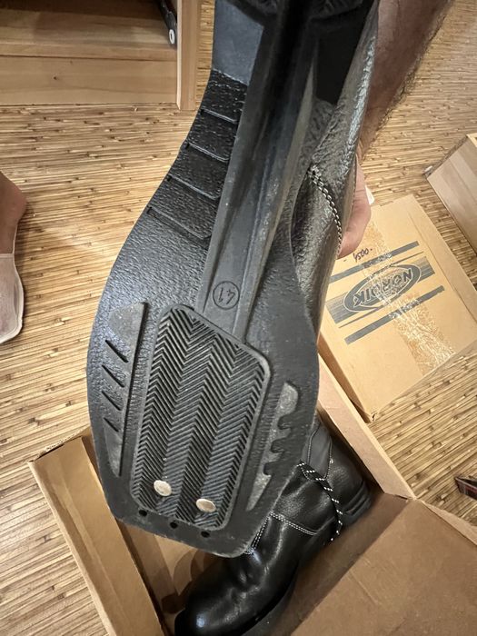 Продам лыжи с доставкой