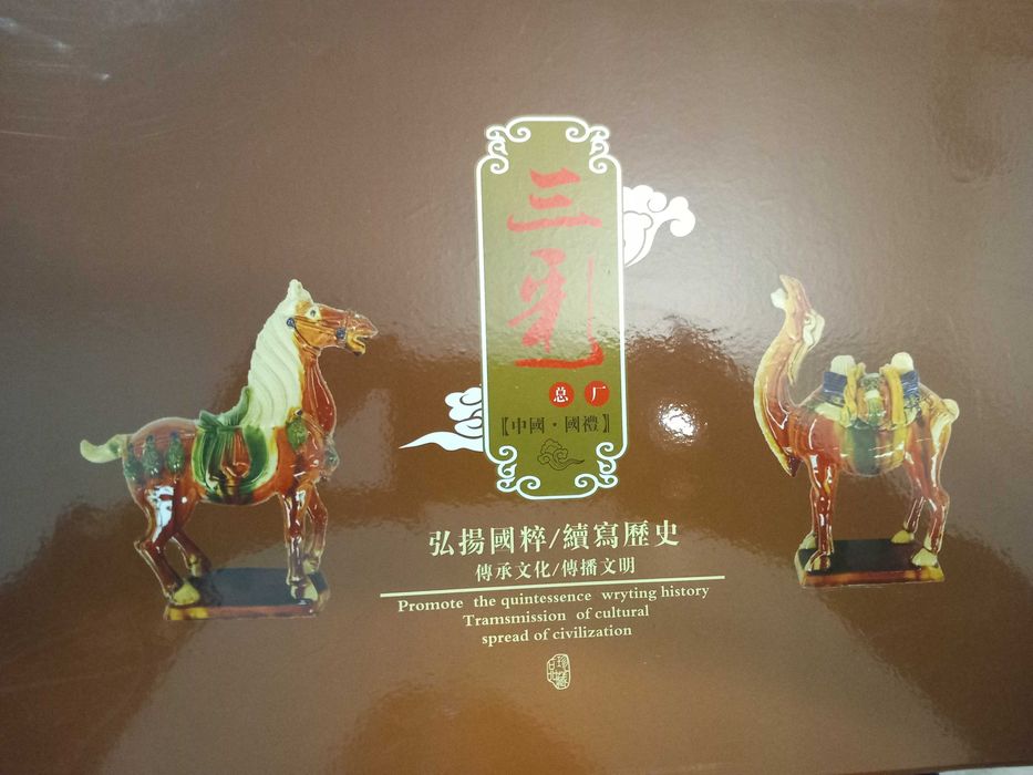 Реплики на фигури на кон и камила.от династията Тан