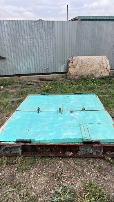 Дверь  гараж с дастовкой