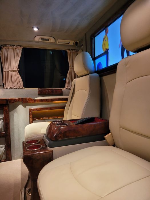 Inchiriez Limuzina Viano Vip