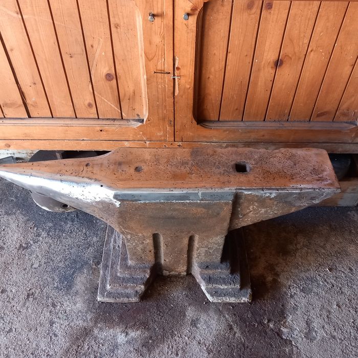 Nicovala  aproximativ 200 kg  preț 3000 ron fac si schimb vițică