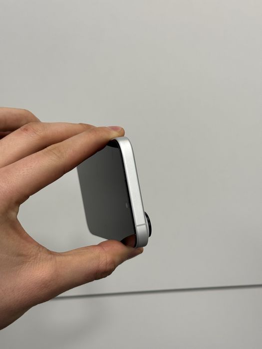 Продавам iPhone 16 5 цикъла