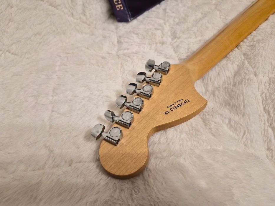 Squier by Fender Aztec gold edition