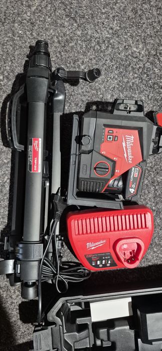 Milwaukee nivela cu linii