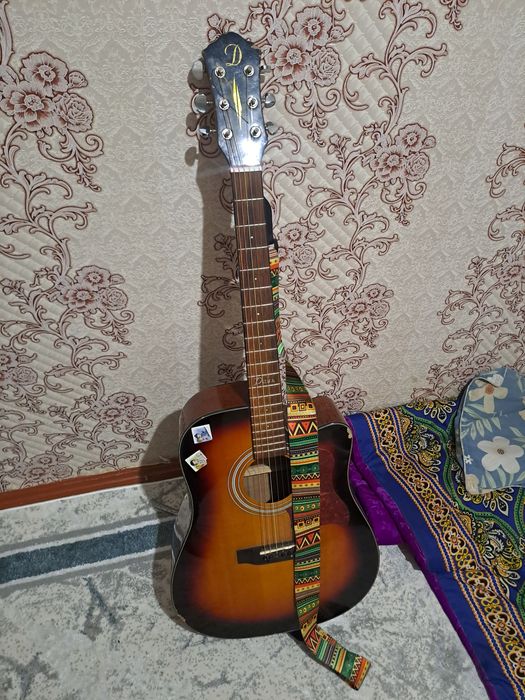 Гитара сатылады сынған жері бар