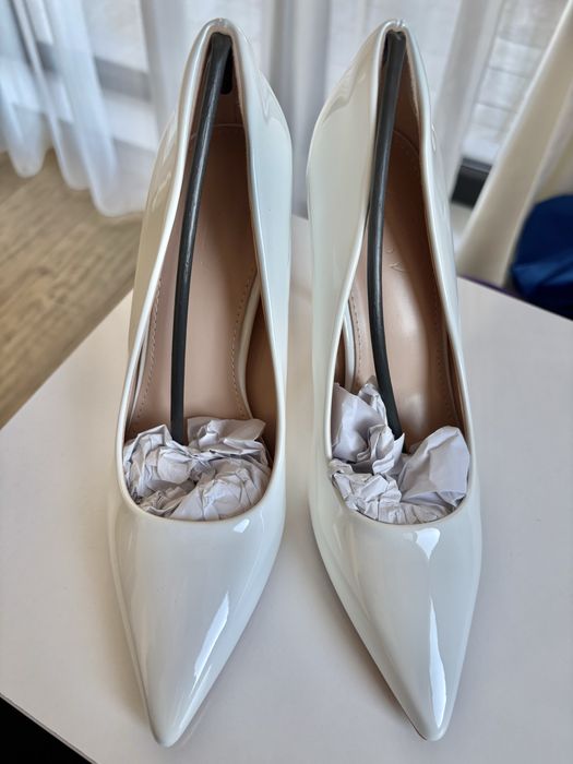 Нови бели обувки на ток - 36 номер