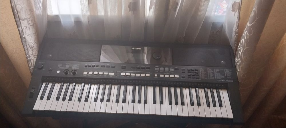 Синтезатор "YAMAHA"  PSR-E433
