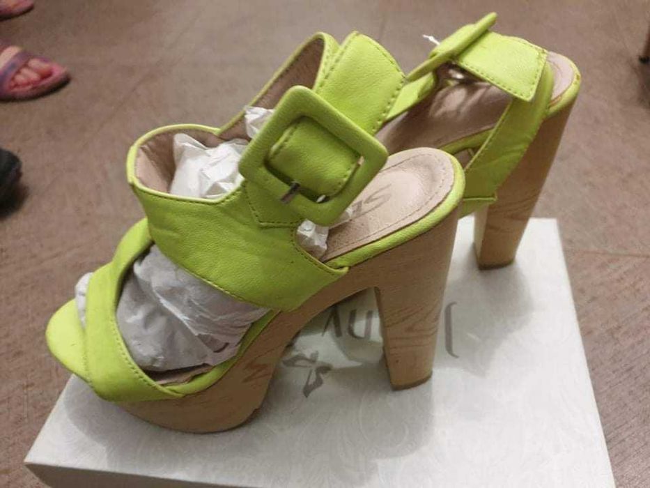 Sandale noi, neon, 35, talpa inalta din lemn, comode
