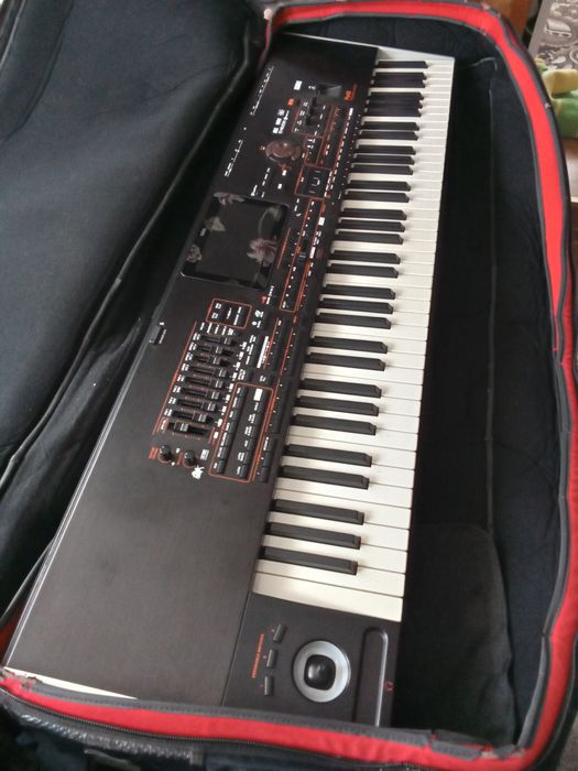 Vând korg pa 4 76 de clape
