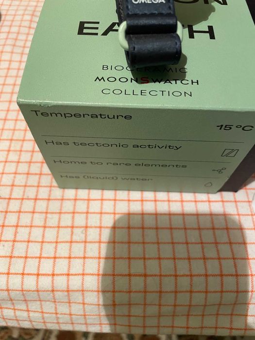 Часовник Swatch Omega Earth