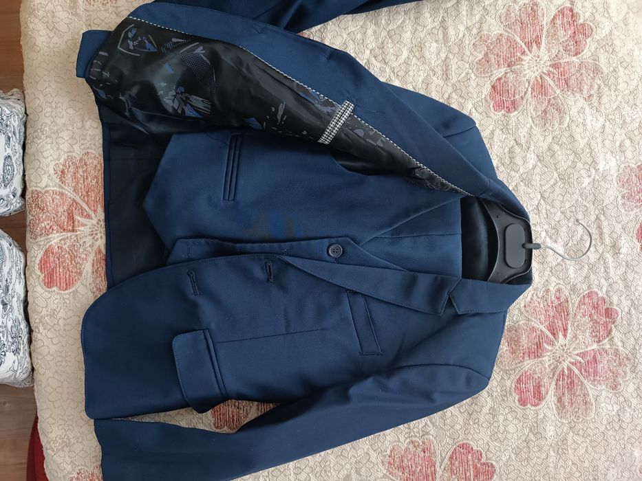 Продаи новый школьный костюм тройка