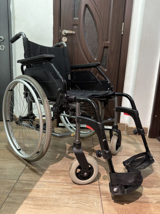Scaun cu rotile pliabil batrani dizabilitati