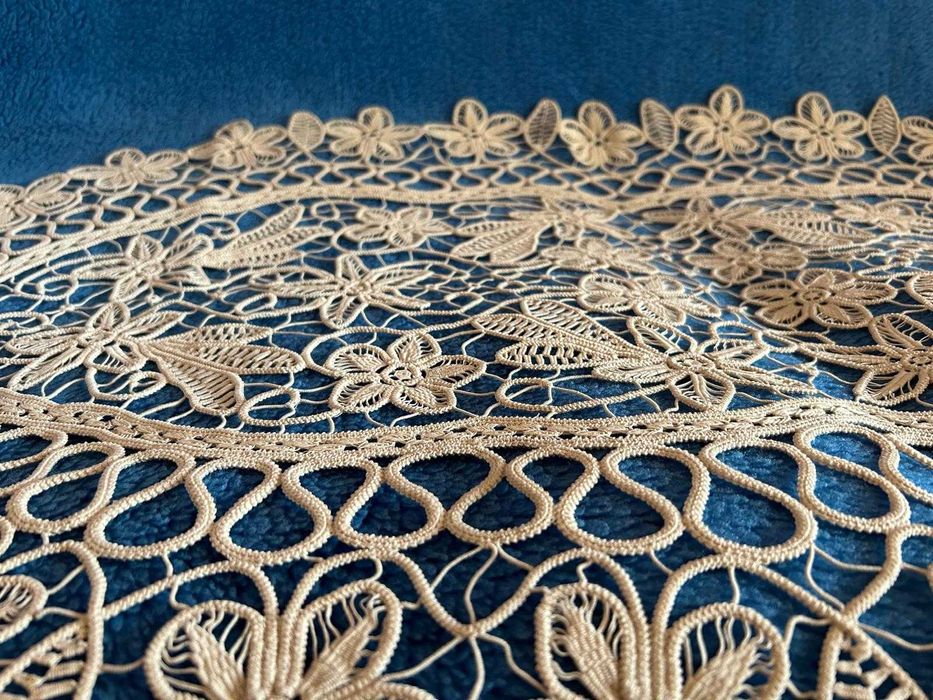 Fata de Masa cu Broderie Macramé