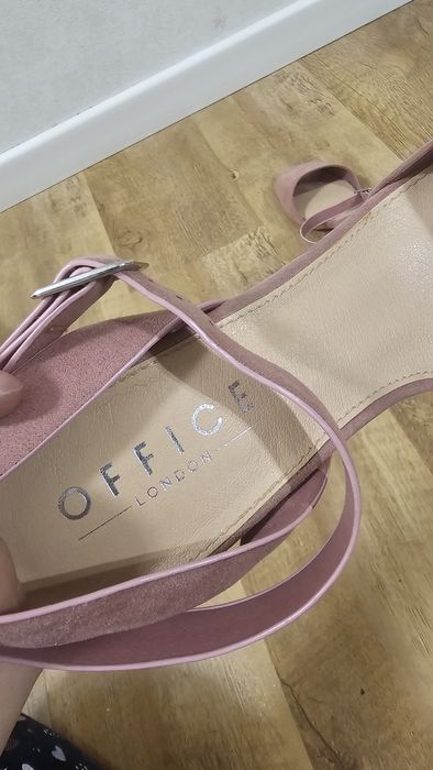 Продам босоножки office