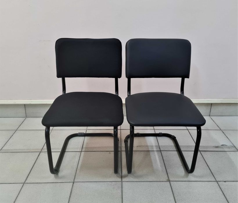 Стул офисный Сильвия- качественный кожзам или плотная ткань.