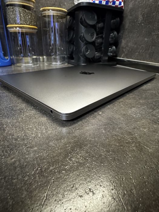 Macbook pro 13 8RAM/256GB 2017г.