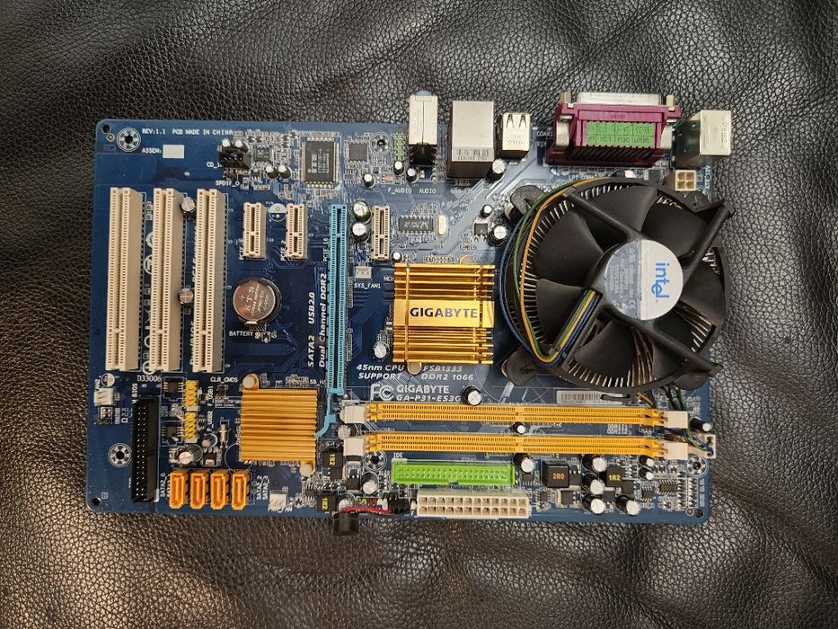 Vând 2 bucăți surse server ETASIS și 2 plăci de bază