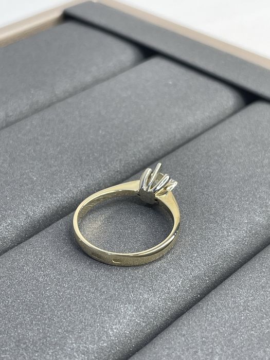 Кольцо с бриллиантом