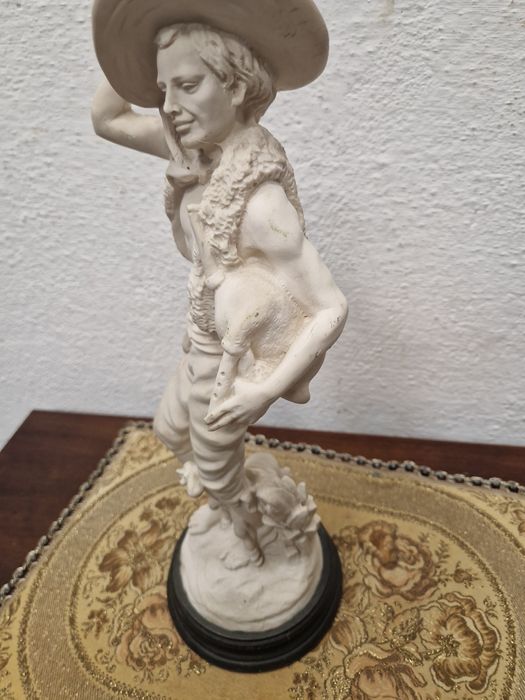 Красива фигура "Момче с овце"