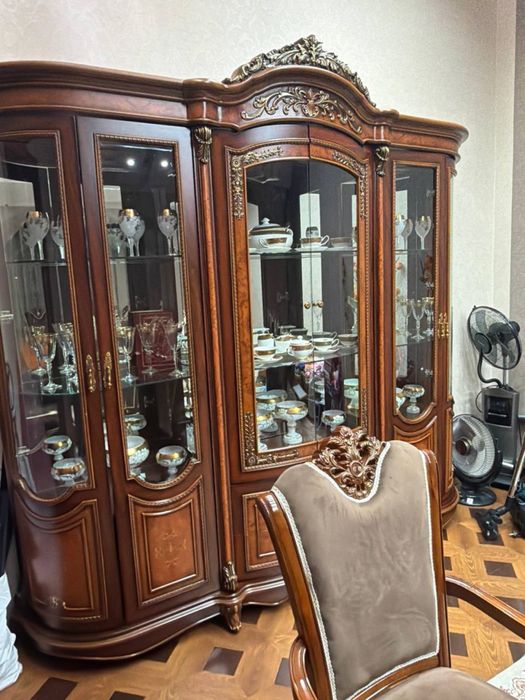 Элитный классический обеденный гарнитур (стол + 10 стульев + витрина)