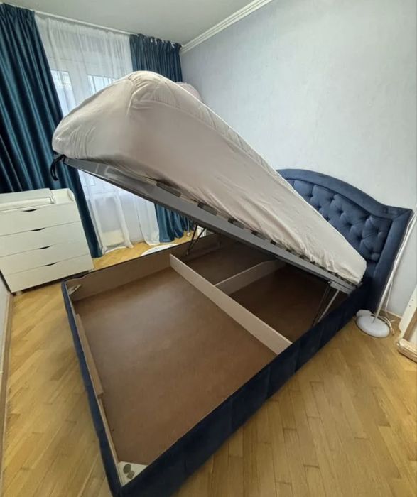 Двуспальная кровать