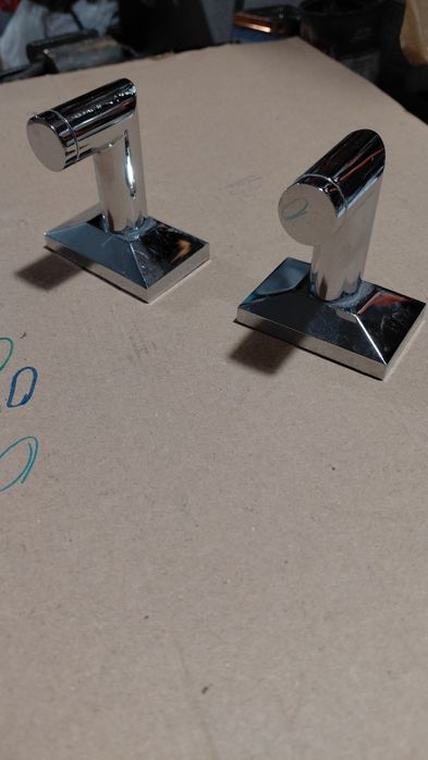 Закачалки  за  баня, много запазени.