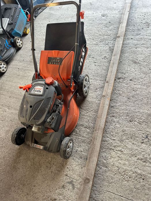 Mașină tuns iarba pe benzină