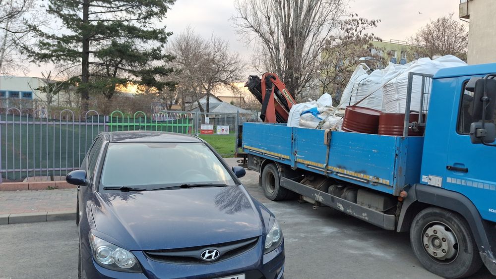 Transport marfă cu camion cu macara