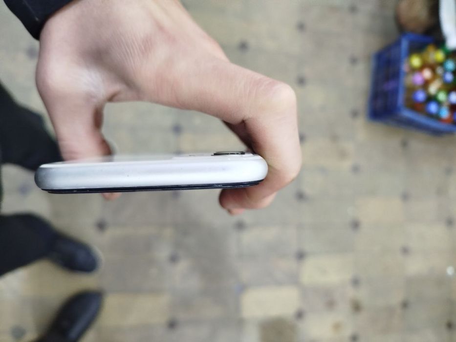 Iphone 11 bir  xafta garatiya beramiz narxidan otip beramiz