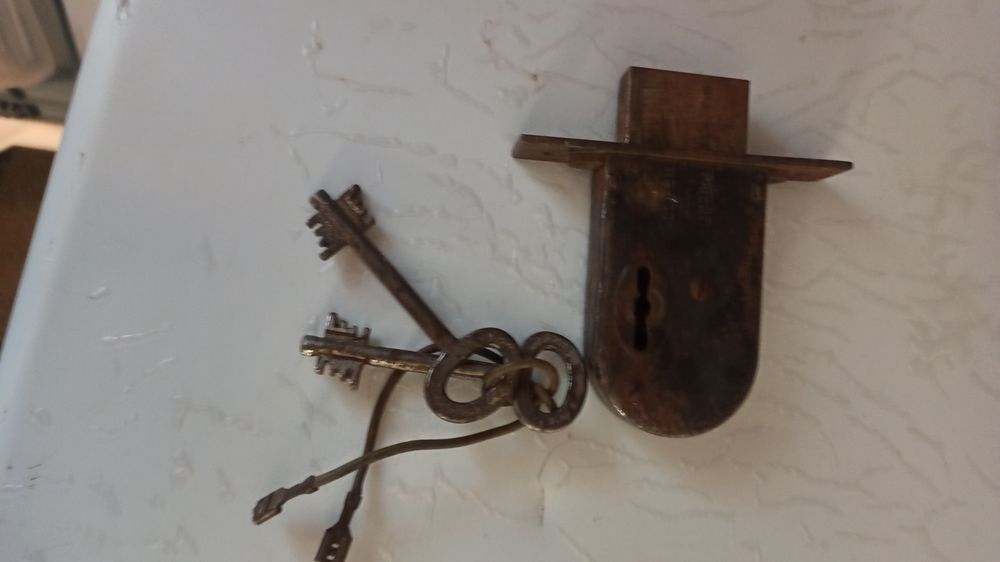 Butuc cu doua chei și yala